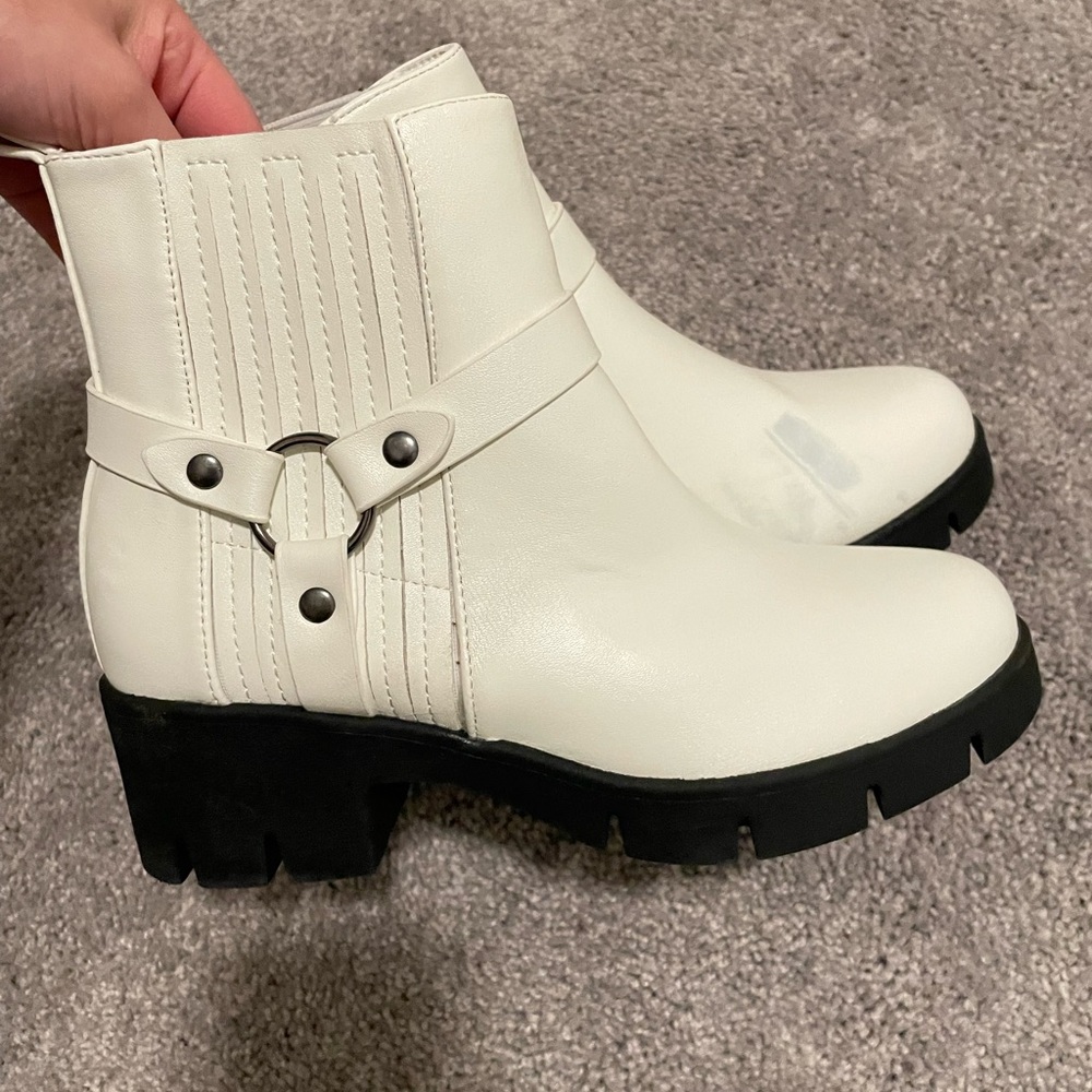 Women’s White fake leather Booties